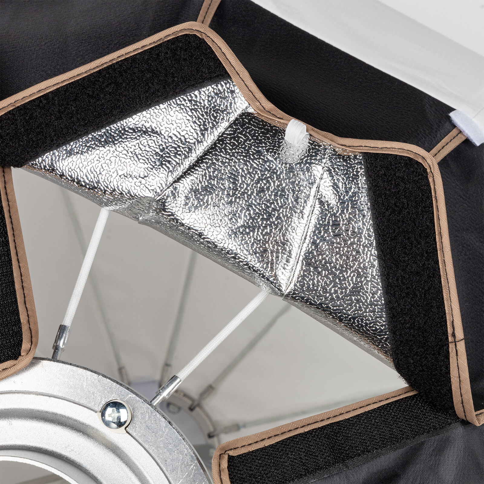 SmallRig 3754 Softbox Lantern RA-L65 65 cm, Montura Bowens, Unghi 270 Grade, Quick Setup, Include Barn Doors - imagine 6