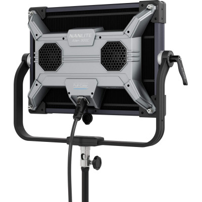 Detaliu sistem de prindere si constructie robusta Nanlite Alien 300C