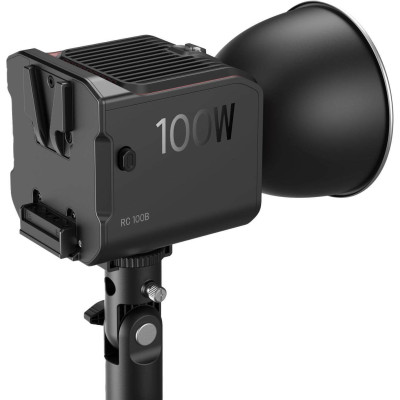 SmallRig RC 100B in mana unui utilizator pentru a demonstra dimensiunea redusa