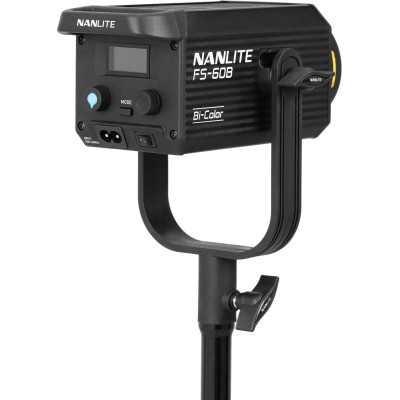 Lampa LED Nanlite FS-60B montata pe stativ cu reflectorul de 45 grade