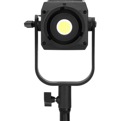 Nanlite FS-60B comparatie dimensiune langa o mana pentru portabilitate