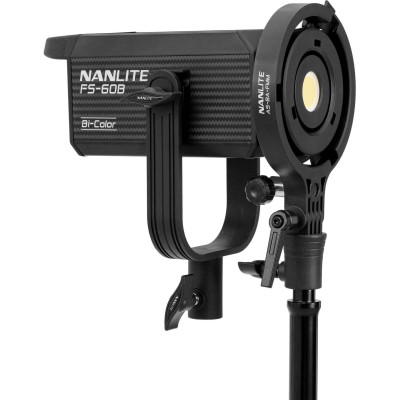 Nanlite FS-60B utilizata cu un softbox pe montura FM in spatii mici