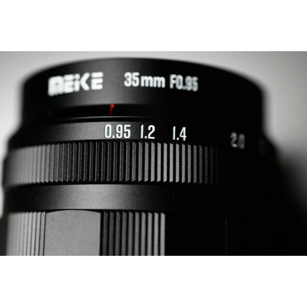 Meike 35mm F0.95 Obiectiv Manual APS-C, Montura Fujifilm X, Diafragma 13 Lamele, Distanta Minima 0.39m, Filtru 52mm
