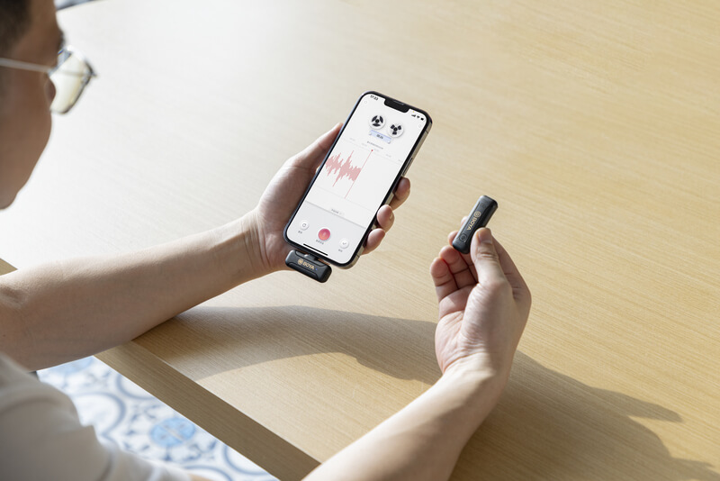 functie noise cancellation activ si modul mute la o singura atingere microfon boya