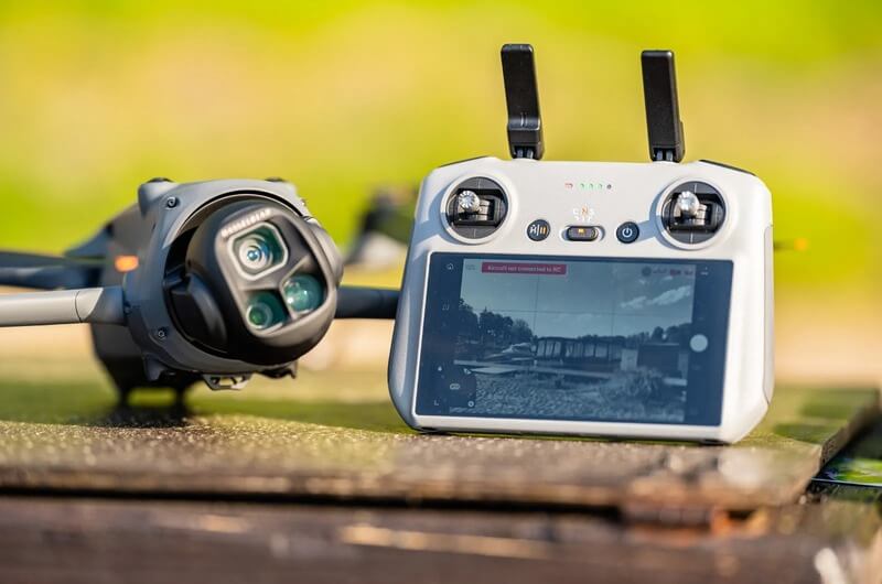 telecomanda dji rc2 cu ecran fhd si sistem transmisie video o4 plus