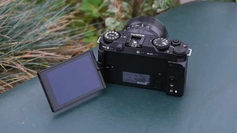 fujifilm x-m5 design compact argintiu negru butoane control si simulare film