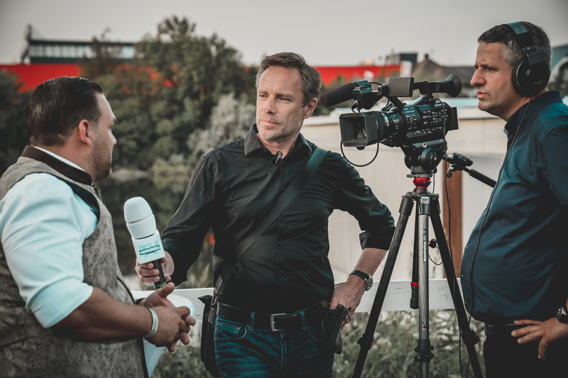 functie smart noise cancellation si speaker play microfon lavaliera iphone 200 m