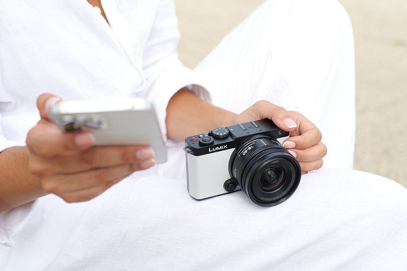 senzor full frame pdaf stabilizare 6.5 stopuri aparat compact panasonic s9 smokey white