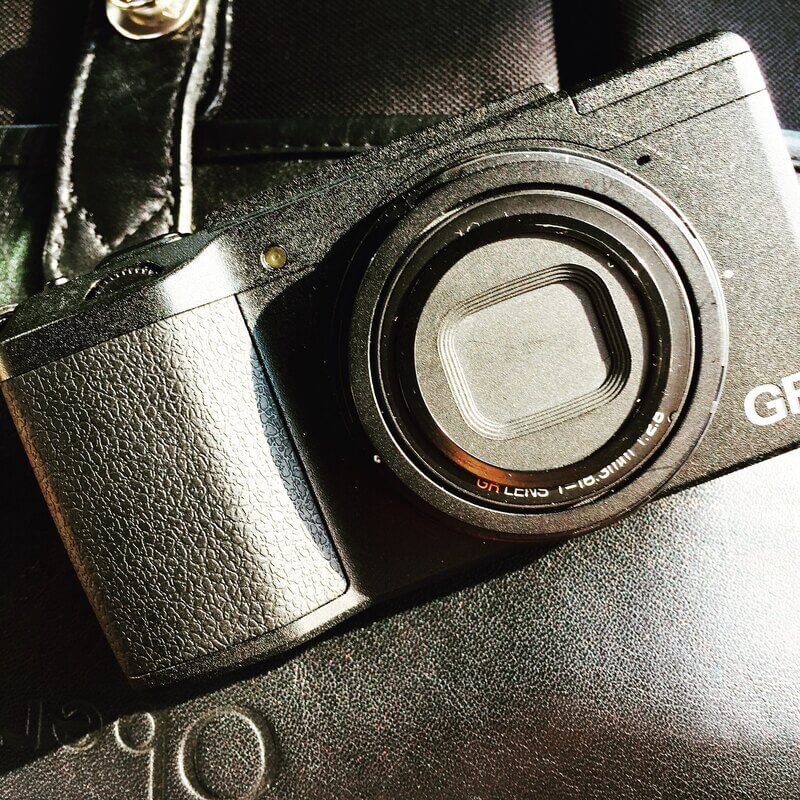 design ergonomic compact ricoh gr iiix ecran tactil si conectivitate bluetooth wifi