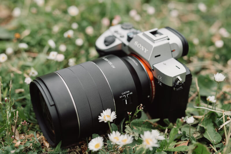 detaliu constructie etansare intemperii si buton focus hold samyang af 35mm f1.4 fe ii