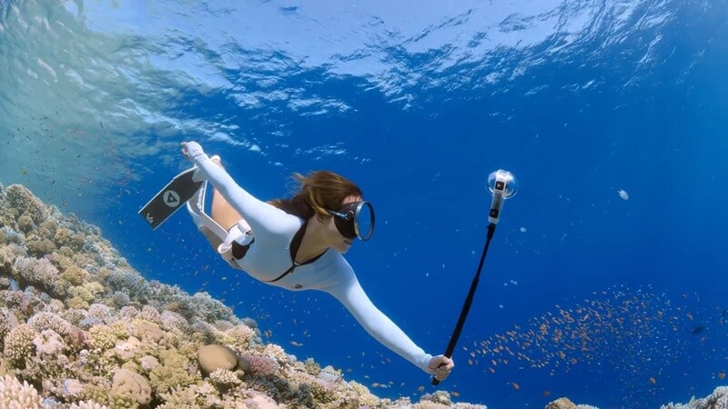 camera rezistenta la apa ip68 15m si lentile inlocuibile manual insta360 x4 air