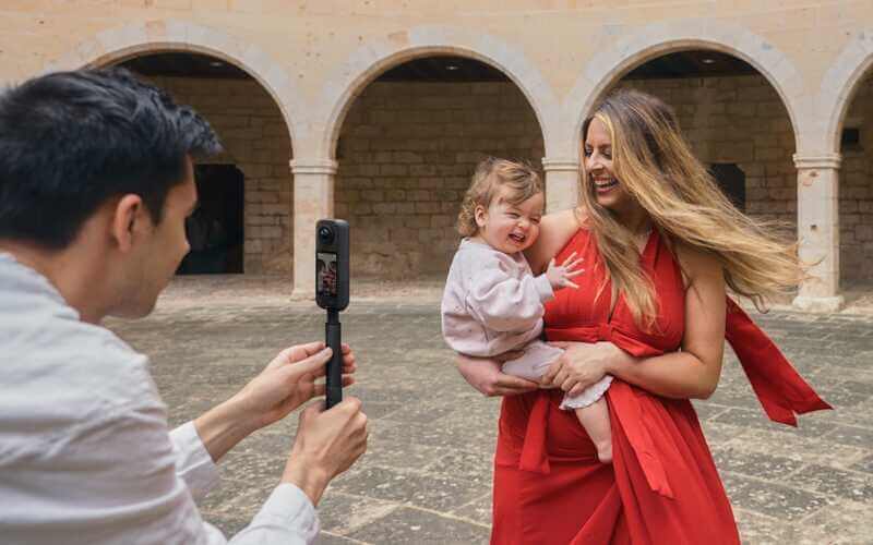 invisible selfie stick 114cm pachet essentials bundle si aplicatie editare ai insta360 x5