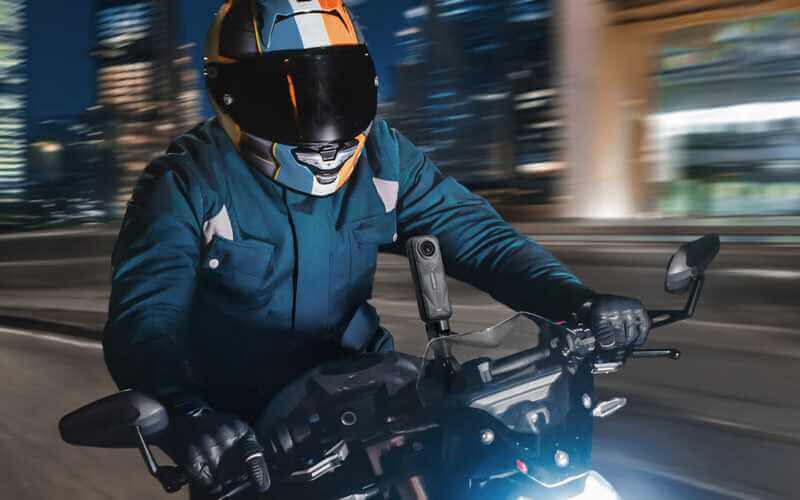 integrare interfon moto sena cardo control vocal si aplicatie smartphone insta360 x5