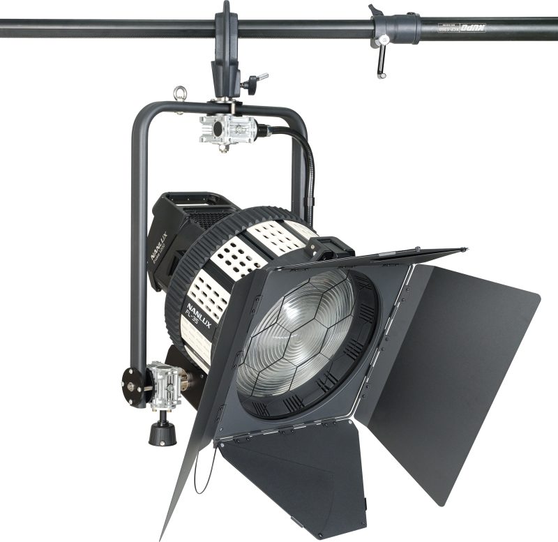 Nanlux FL-35 Yoke cu Lentila Fresnel, Actionare cu Prajina, Pentru Evoke 1200/1200B, Barndoors 4 Cai, Focalizare si Pan/Tilt