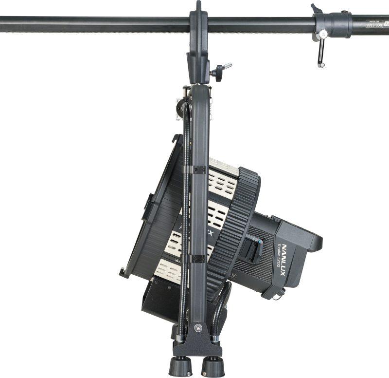 Nanlux FL-35 Yoke cu Lentila Fresnel, Actionare cu Prajina, Pentru Evoke 1200/1200B, Barndoors 4 Cai, Focalizare si Pan/Tilt
