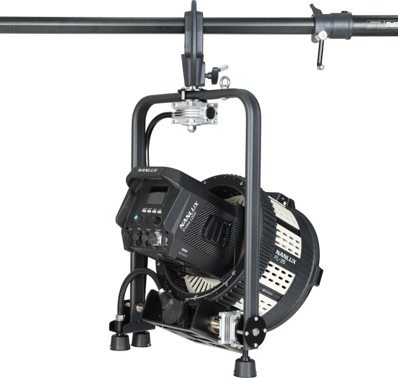 Nanlux FL-35 Yoke cu Lentila Fresnel, Actionare cu Prajina, Pentru Evoke 1200/1200B, Barndoors 4 Cai, Focalizare si Pan/Tilt