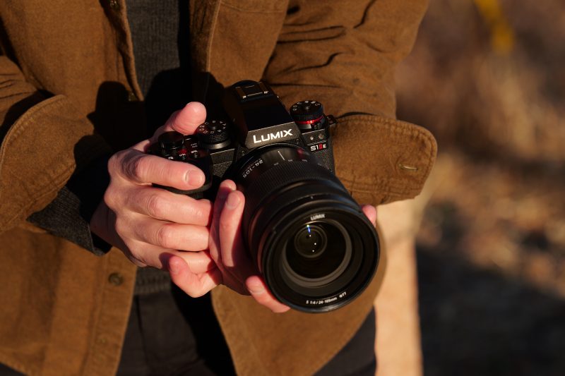 Panasonic Lumix S1IIE Body, Senzor BSI CMOS 24.2MP, Video 6K, Stabilizare 8 Stops, AF Hibrid cu AI, Suport ARRI LogC3