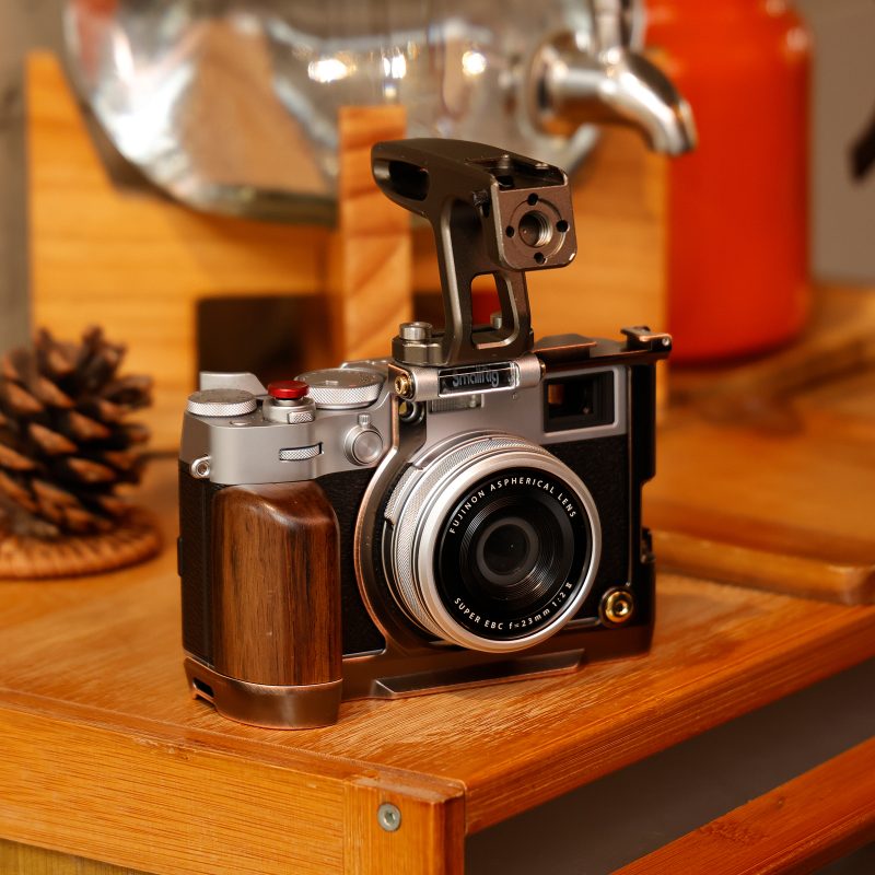 SmallRig 4557 Cage Retro pentru Fujifilm X100VI, Aliaj de Aluminiu, Placa Arca-Swiss, Maner de Lemn Ergonomic, Stil Retro