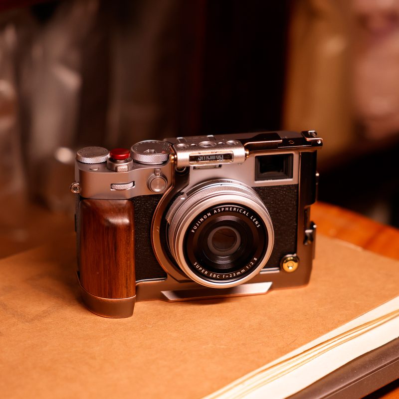 SmallRig 4557 Cage Retro pentru Fujifilm X100VI, Aliaj de Aluminiu, Placa Arca-Swiss, Maner de Lemn Ergonomic, Stil Retro