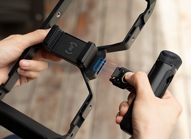 SmallRig 5356 IG-02 IntegraGrip Cage, Cage Smartphone, Controler Wireless Detasabil, Suport QD, Filet 1/4-20