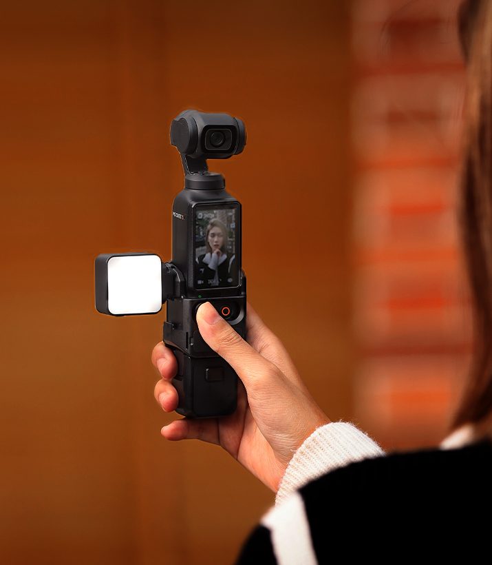 SmallRig 5446 Lumina de Umplere pentru Camere de Actiune, Montare Magnetica, 3000K-6000K, Baterie 500mAh, Compatibil DJI Osmo