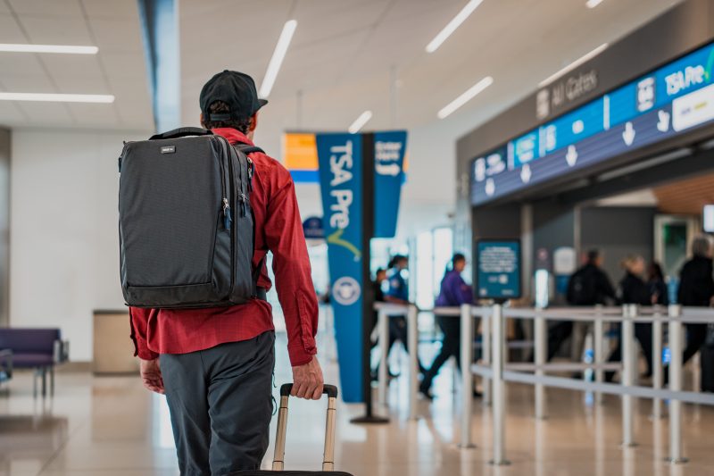 Think Tank Airport Essentials Backpack, Rucsac Foto 26L, Negru, Bagaj de Mana, Laptop 16 inch, Tableta 10 inch