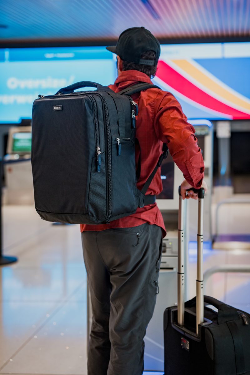 Think Tank Airport Essentials Backpack, Rucsac Foto 26L, Negru, Bagaj de Mana, Laptop 16 inch, Tableta 10 inch