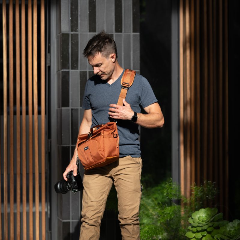Think Tank FocusPoint Crossbody 8L, Geanta Foto Crossbody, Culoare Greenway, Deschidere Rolltop, Volum 8 Litri, Fara PFAS