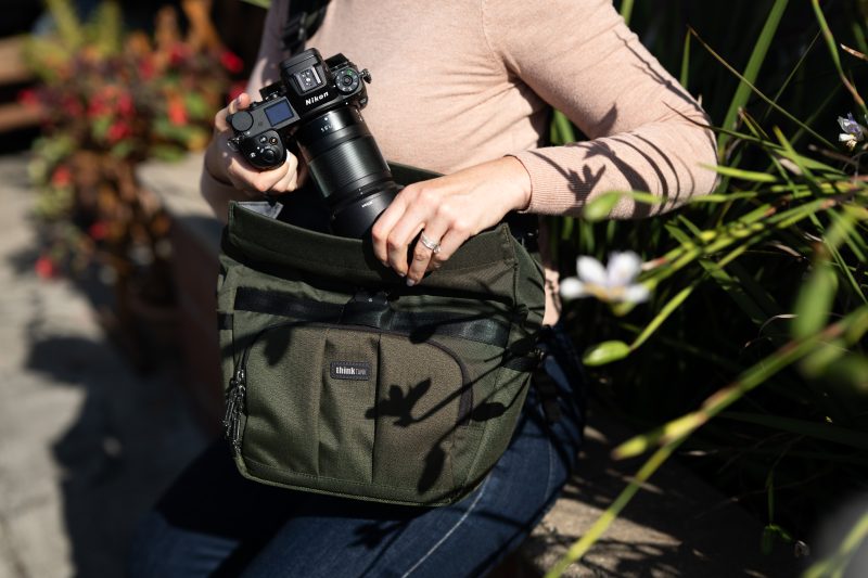 Think Tank FocusPoint Crossbody I, Geanta Foto Crossbody, Volum 13L, Asphalt Black, Inchidere Rolltop, Buzunar Ascuns AirTag