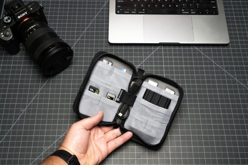 WANDRD Memory Card Case Dallol Yellow, Husa Carduri Memorie, 8 Compartimente SD, 2 Buzunare SSD, Exterior EVA Ranforsat