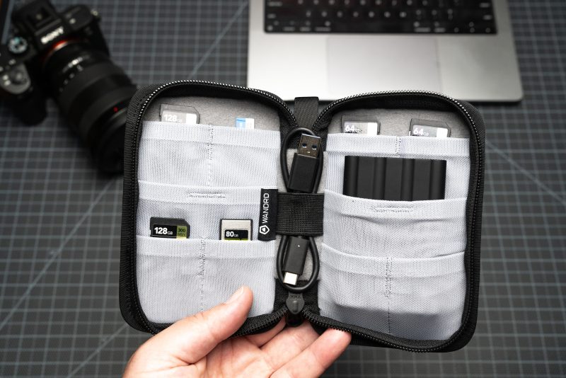 WANDRD Memory Card Case Yuma Tan, Husa Carduri Memorie, 8 Compartimente SD, 2 Buzunare SSD, Exterior EVA Ranforsat