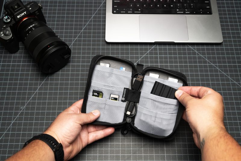 WANDRD Memory Card Case Yuma Tan, Husa Carduri Memorie, 8 Compartimente SD, 2 Buzunare SSD, Exterior EVA Ranforsat