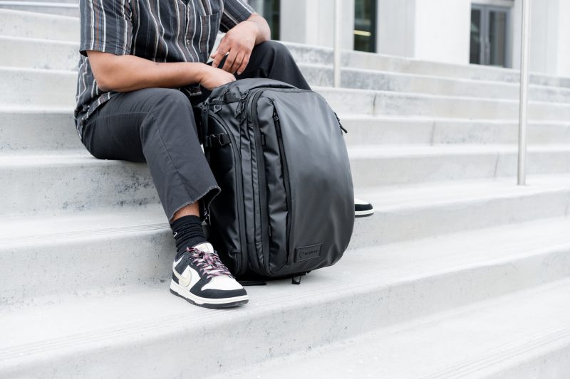 WANDRD Transit Travel Backpack 35L, Negru, Rucsac de Calatorie, Compatibil Bagaj de Cabina, Compartiment Laptop, Curele de