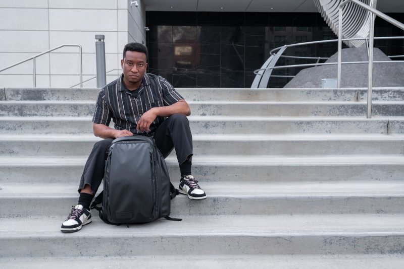 WANDRD Transit Travel Backpack 35L, Negru, Rucsac de Calatorie, Compatibil Bagaj de Cabina, Compartiment Laptop, Curele de