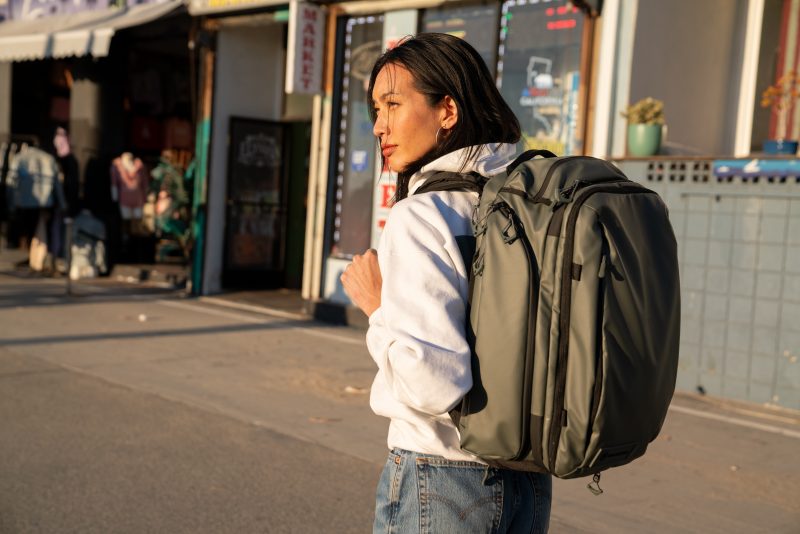WANDRD Transit Travel Backpack 35L, Wasatch Green, Compatibil Bagaj Cabina, Compartiment Laptop, Bretele Retractabile