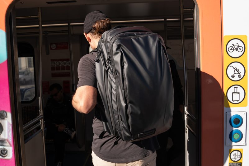 WANDRD Transit Travel Backpack 45L, Rucsac de Calatorie, Negru, Compatibil Bagaj de Cabina, Compartiment Laptop, Curele de