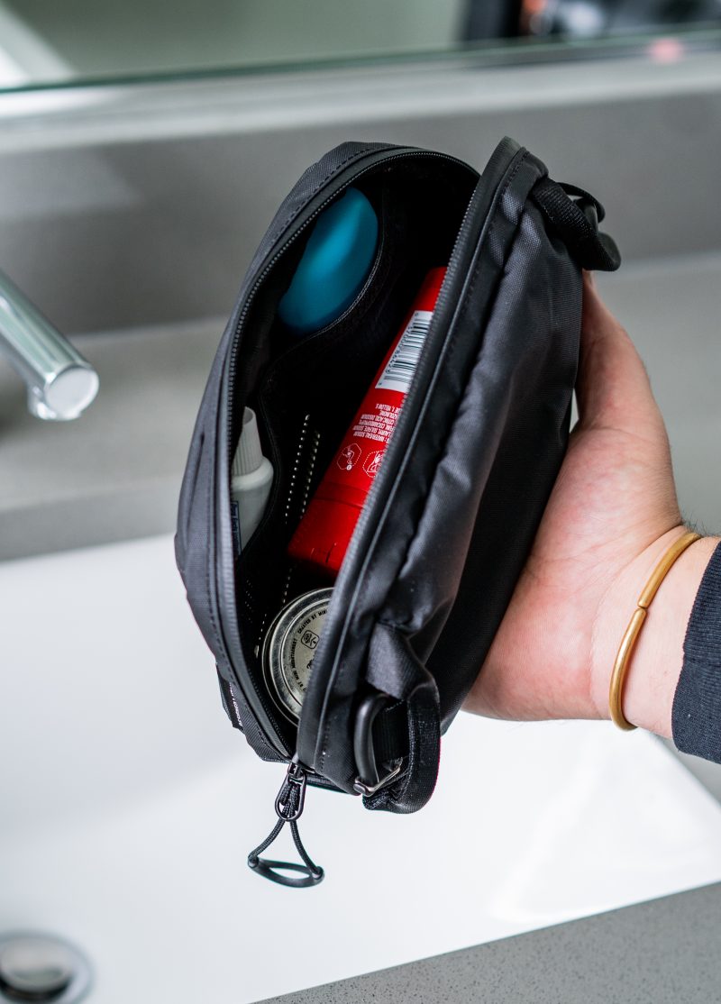 WANDRD Toiletry Bag Medium, Geanta Toaleta, Organizare Interna, Manere Prindere, Rezistenta Intemperii, Sistem Chinga-Clips