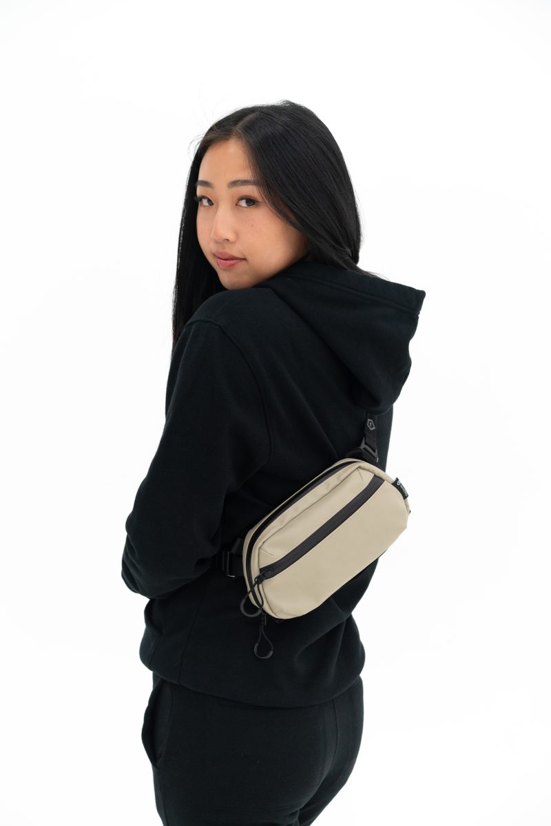 WANDRD Tech Bag Medium Yuma Tan, Organizator Echipamente, Rezistent la Intemperii, Compatibil Carry Strap, Marime Medie