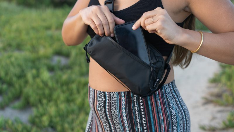 WANDRD Tech Bag Medium Black 2.0, Organizator Tehnologie, Rezistent la Intemperii, Compatibil Carry Strap, Organizare Interna