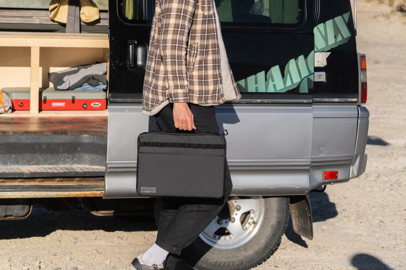 WANDRD Laptop Case 14 Black, Husa Laptop cu Suport Ergonomic, Compatibil Macbook, Material P900D Tarpaulin