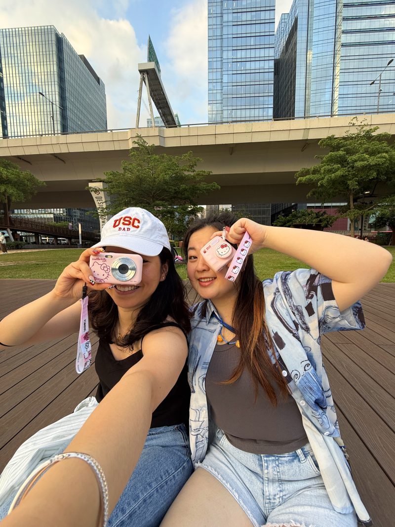 Yashica x Hello Kitty Mini Camera Digitala, Roz, 8MP, Video Full HD 1080p, Zoom Digital 4x, Ecran LCD 2.4 inch