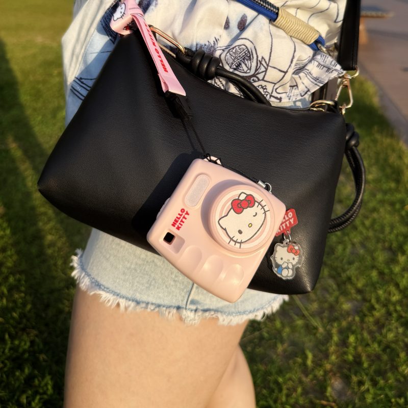 Yashica x Hello Kitty Mini Camera Digitala, Roz, 8MP, Video Full HD 1080p, Zoom Digital 4x, Ecran LCD 2.4 inch