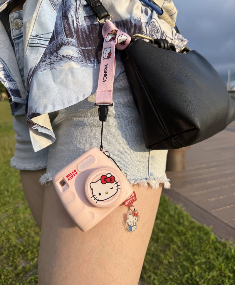 Yashica x Hello Kitty Mini Camera Digitala, Roz, 8MP, Video Full HD 1080p, Zoom Digital 4x, Ecran LCD 2.4 inch