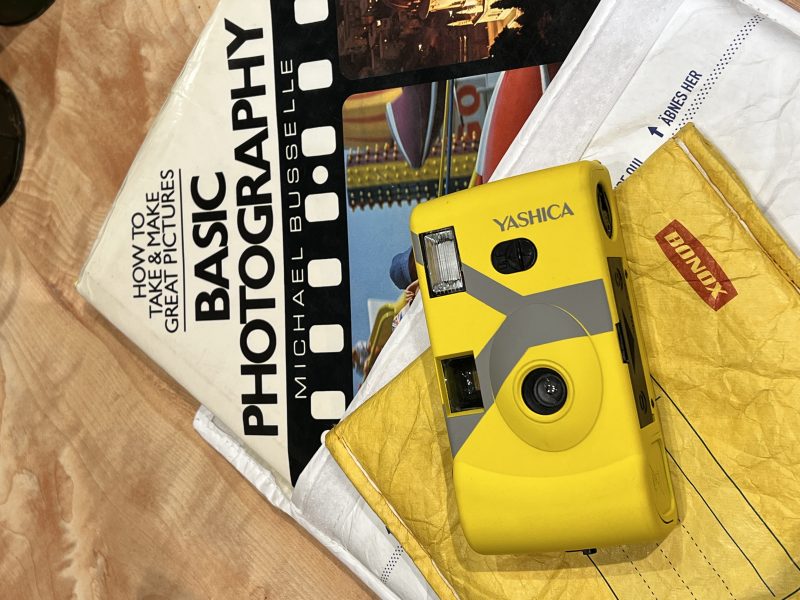 Yashica MF-1 Snapshot Art Camera Gri, Aparat Foto Film 35mm, Obiectiv 31mm f/11, Blit Incorporat