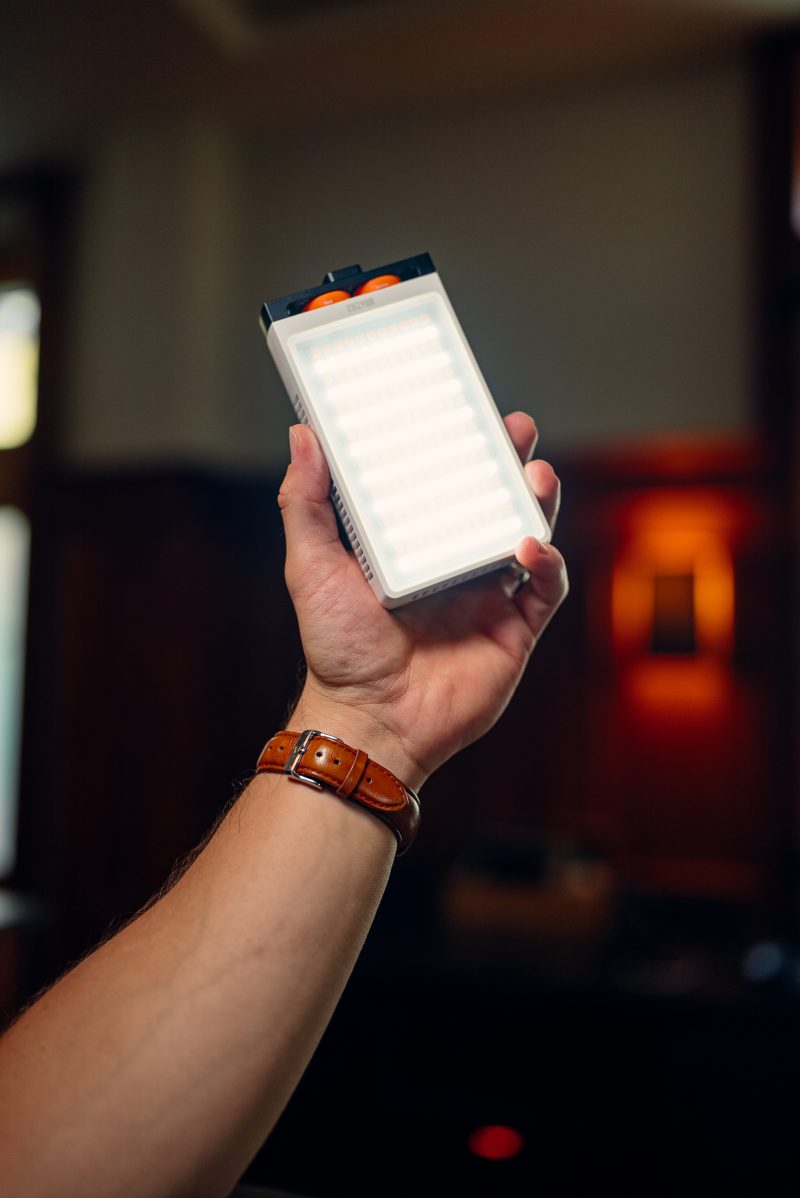 Zhiyun Molus X100 COB Light, LED Ultra-Compact, Putere 100W, CCT 2700K-6500K, CRI peste 95, Montura ZY