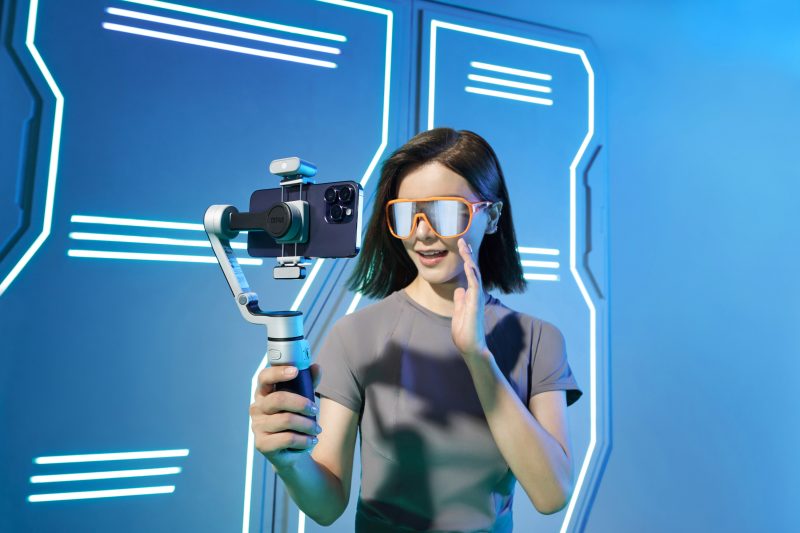Zhiyun Smooth 5S AI Gimbal Mobil, Structura Ortogonala 3 Axe, Tracker AI Magnetic, Lumina Incorporata 650 Lux, Rotatie 360°